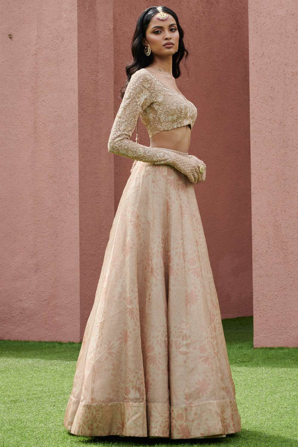 Manish Malhotra Bride Stuns In A Rose-Pink Organza Lehenga, Styles It With  Kundan Pearl Jewellery