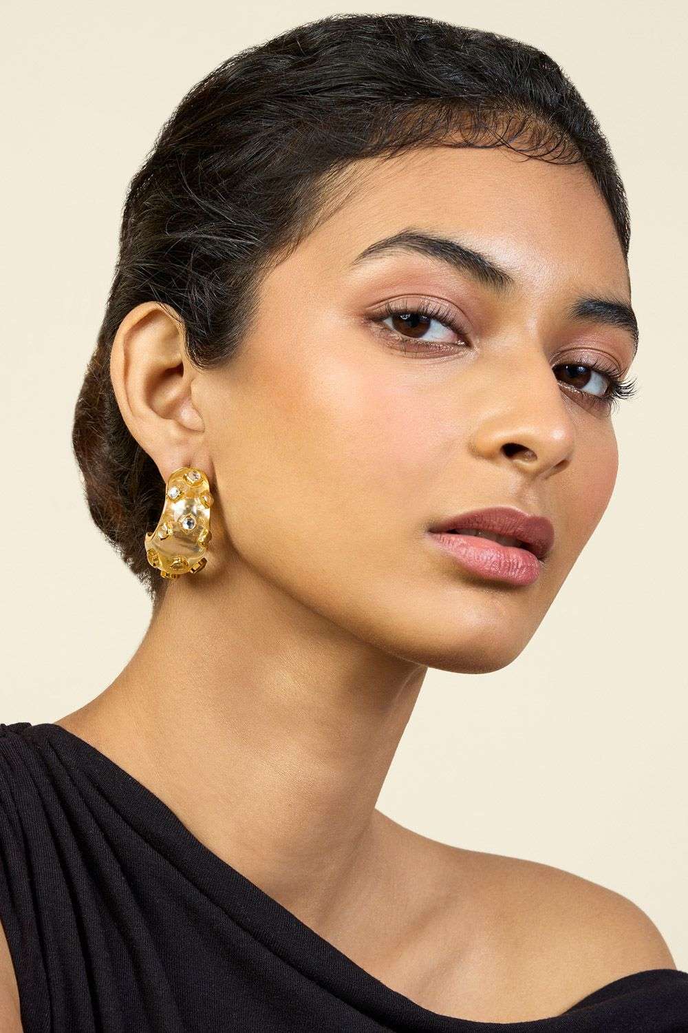 Zoori Huggie Hoops In 18Kt Gold Plating