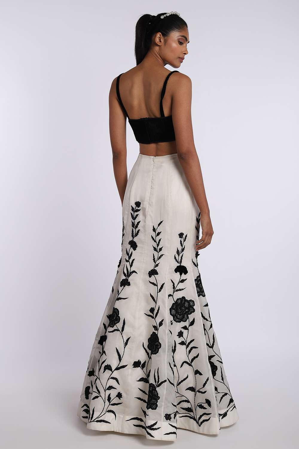 Styled By Luxurion World - Mermaid Lehenga Choli Many girls know about  mermaid or fishtail lehenga's. Mermaid lehenga is perfect for girls or  ladies who want to flaunt their curves elegantly. Pair