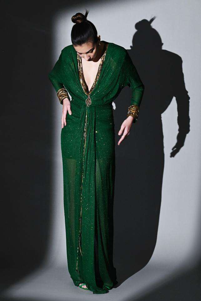 Yalangoch ayol daraxtga boglangan edi